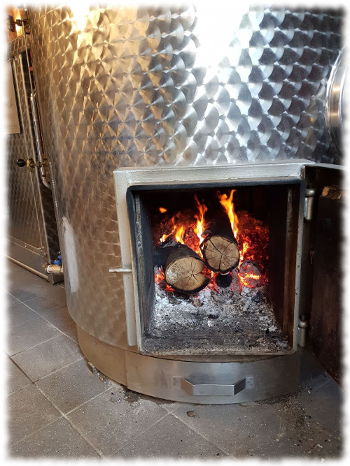 Simon's Feinbrennerei Holz im Kessel