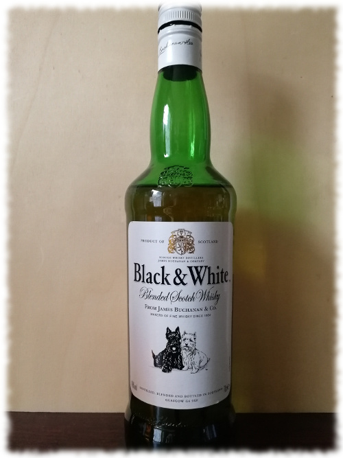 Black & White Blended Scotch Whisky Flasche