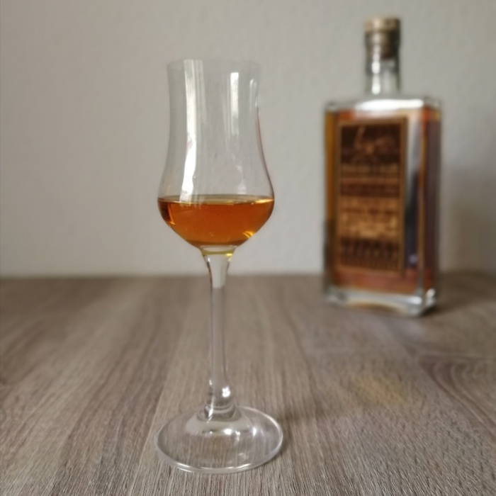 Mhoba Pure Single Sugarcane Juice French Cask Rum Select Reserve Glas