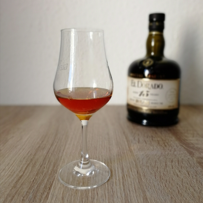 El Dorado Finest Demerara Rum Aged 15 Years Glas