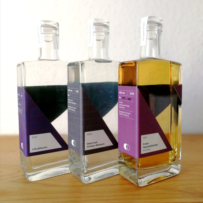 Destillerie Onsen Obstbrände und Geiste Flaschenpräsentation