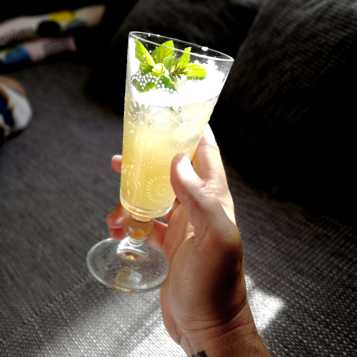 Major Bailey Cocktail in der Hand