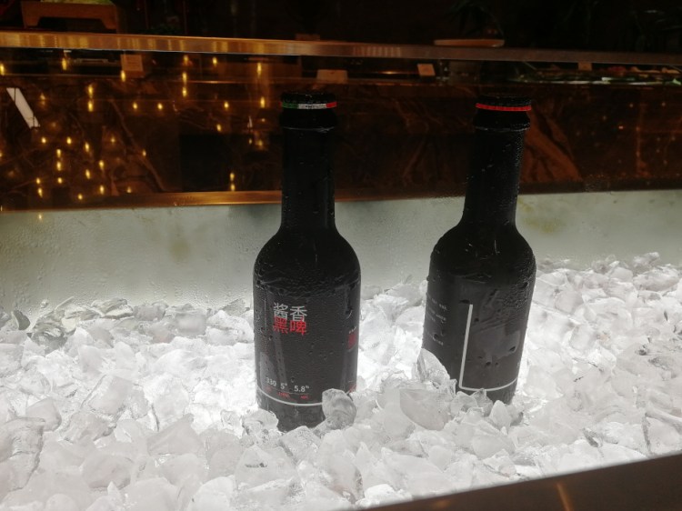 Postwave Dunkles Bier mit Soßenaroma (厚浪酱香黑啤) auf Eis